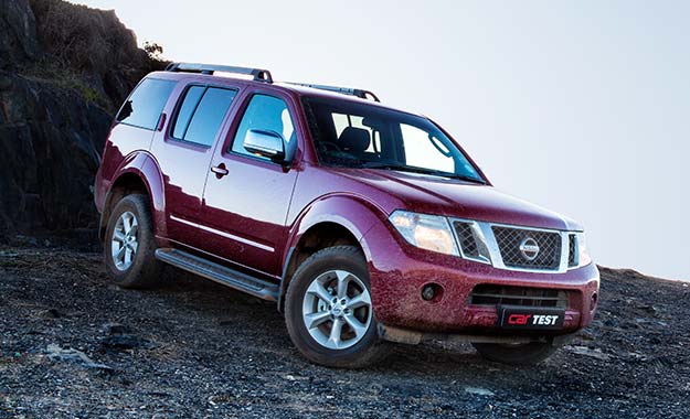Nissan Pathfinder 2,5 DCi 4x4 SE AT front view