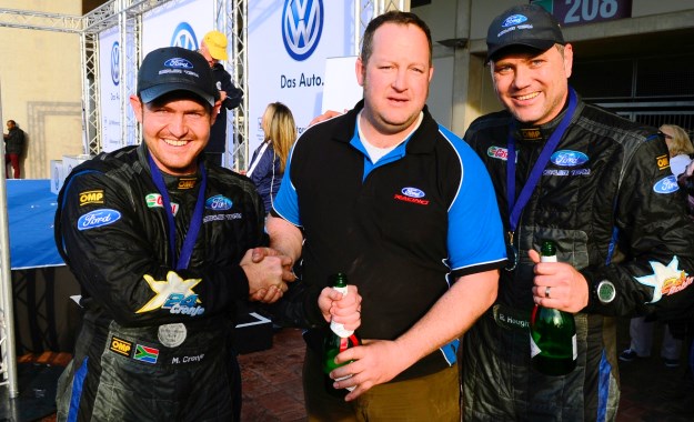 Mark Cronje (left) and Robin Houghton (right) with Stuart Thompson from Thompson Racing