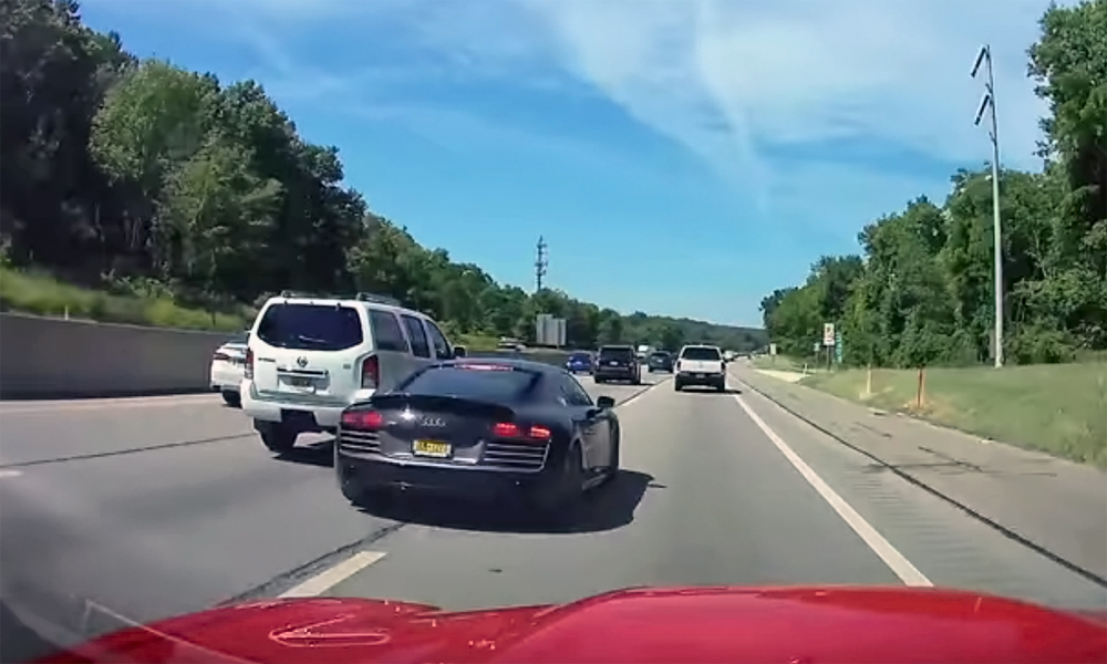 Audi R8 lane-splitting