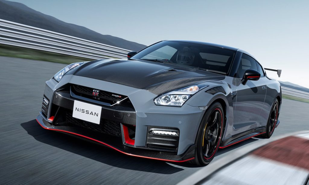 Nismo GT-R 2022 front quarter driving