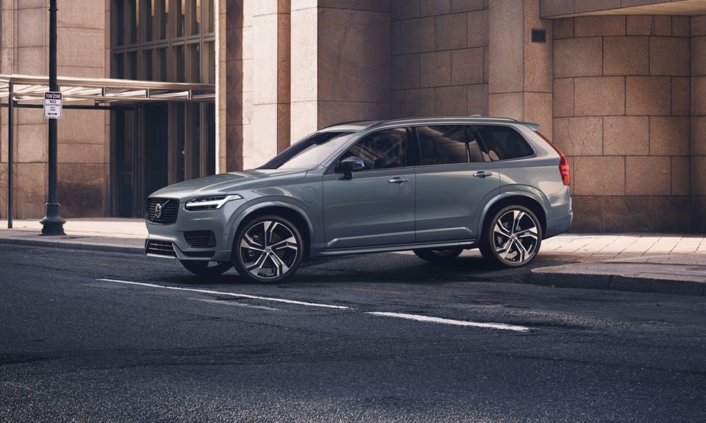 Updated Volvo XC90 side city